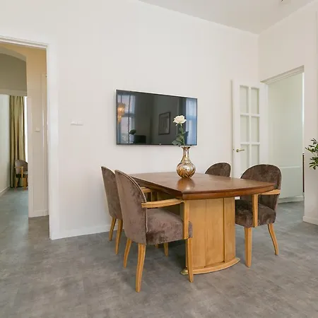 The Palace - R.q.c. * Hága